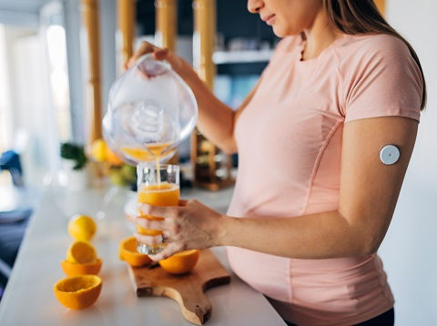 Close-up of a young pregnant woman with diabetes who made lemon juice.